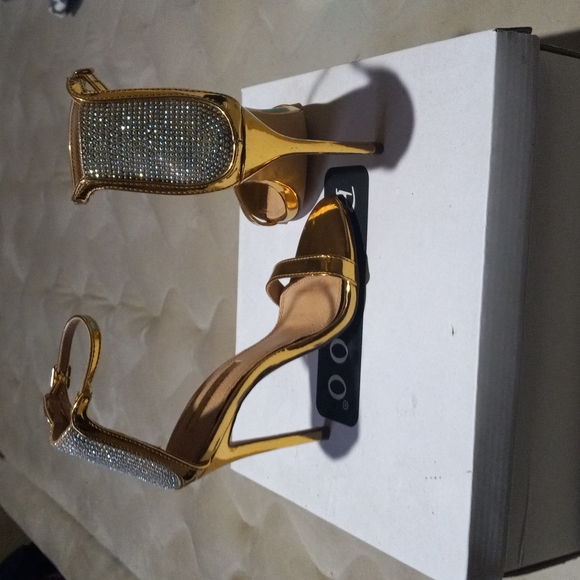 Shoes. - Picture 3 of 4